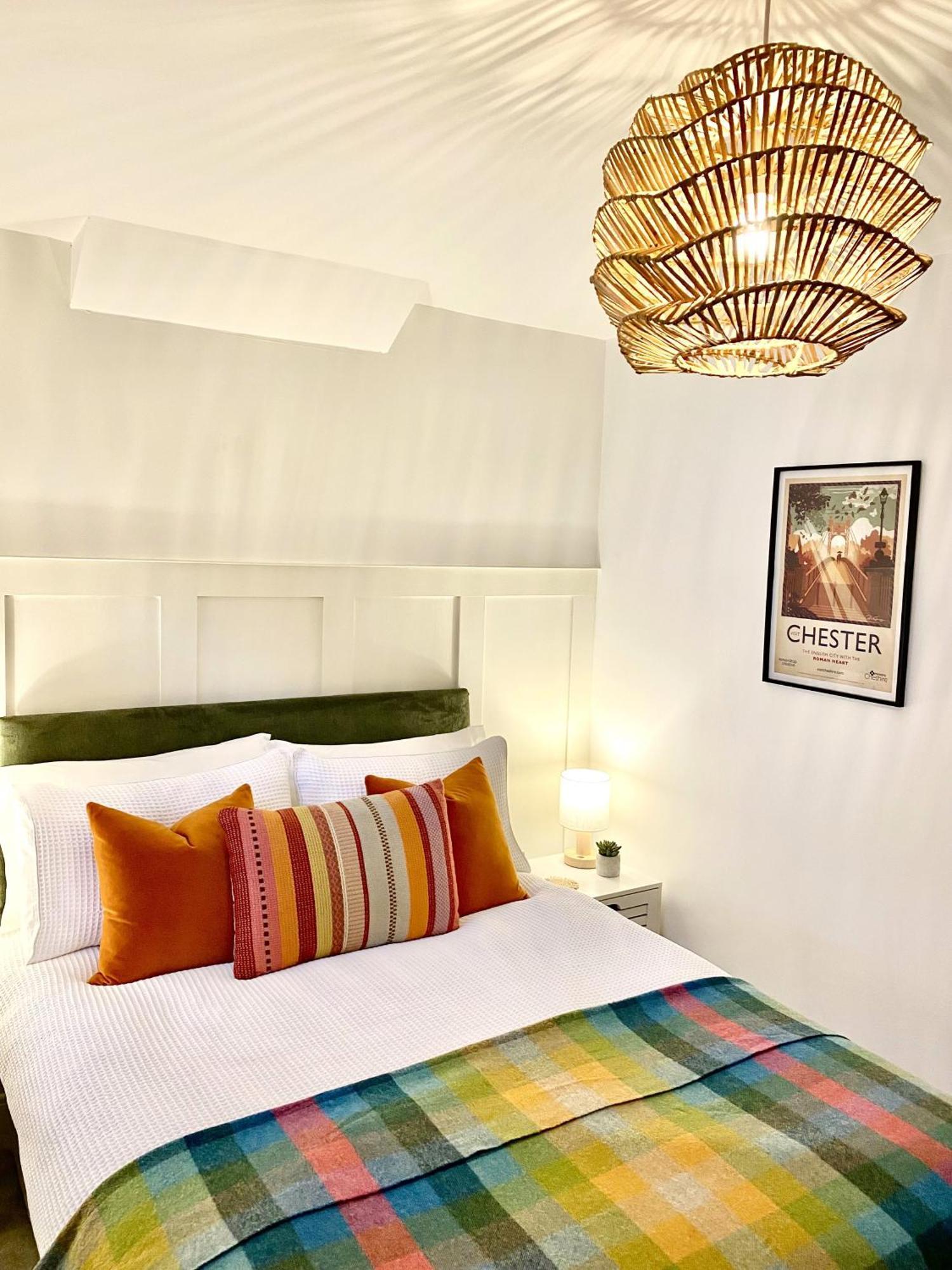 Boutique Chapel Apartment Within City Walls Chester Extérieur photo