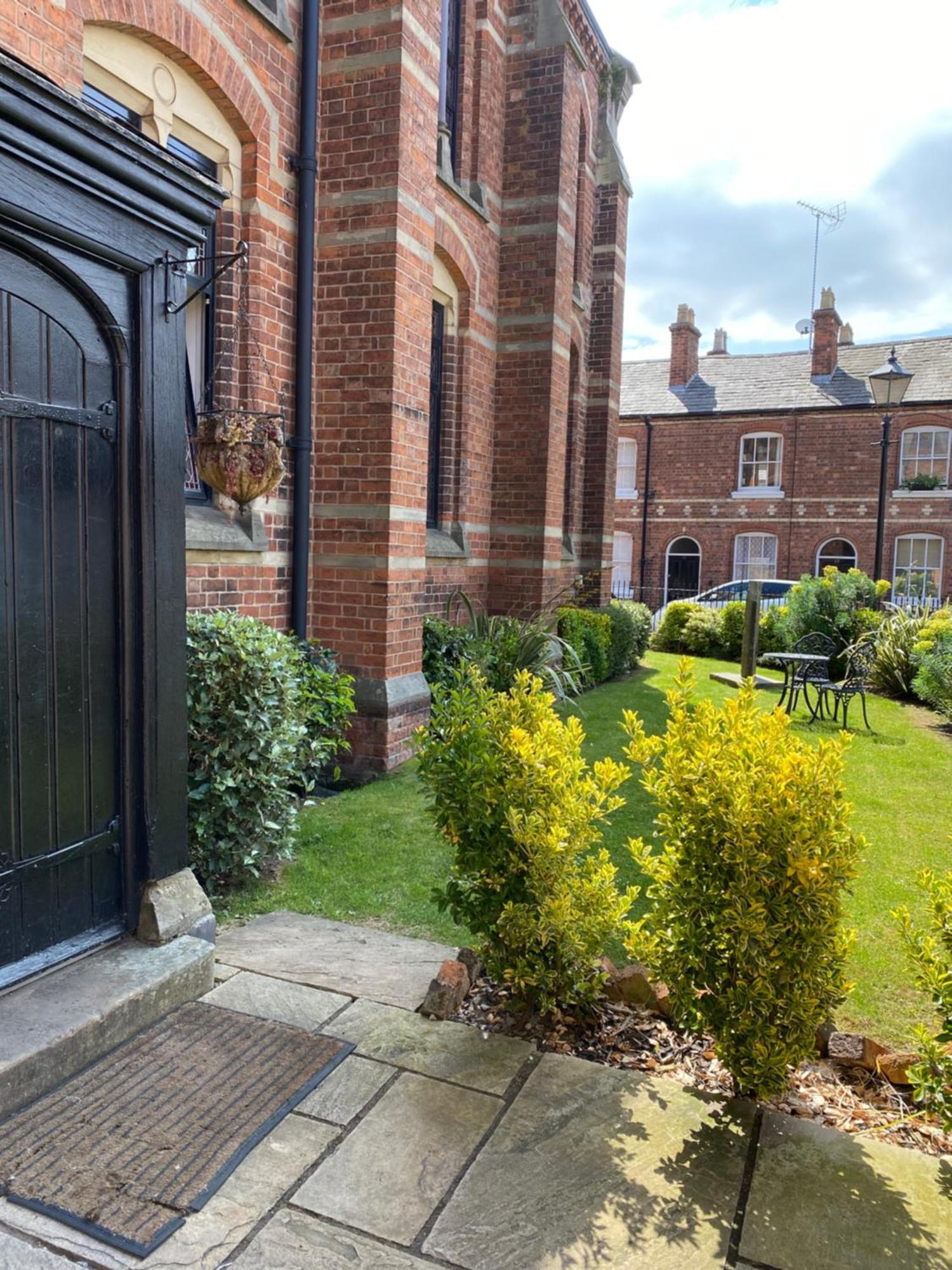 Boutique Chapel Apartment Within City Walls Chester Extérieur photo
